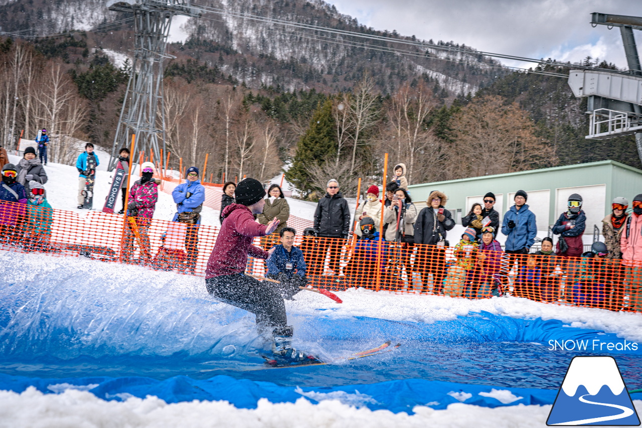 富良野スキー場｜季節は、まだ冬？それとも…？小雪が舞い、たくさんの雪が残る富良野スキー場で、春の恒例イベント『春スキー池渡り大会』開催(^^)/